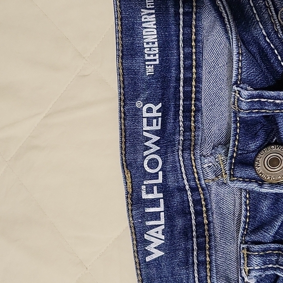 2 pairs Wallflower jeans - Picture 7 of 11
